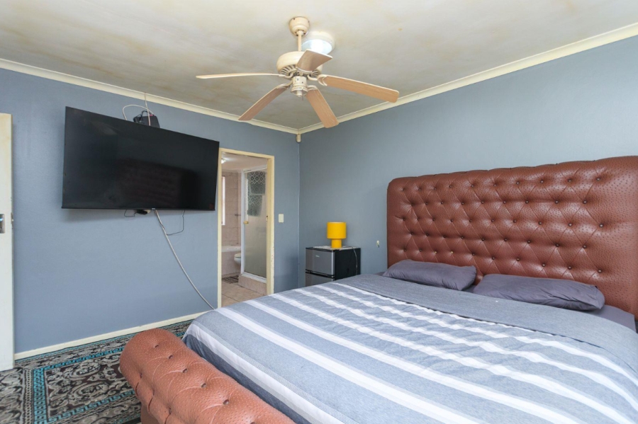 5 Bedroom Property for Sale in Table View Western Cape